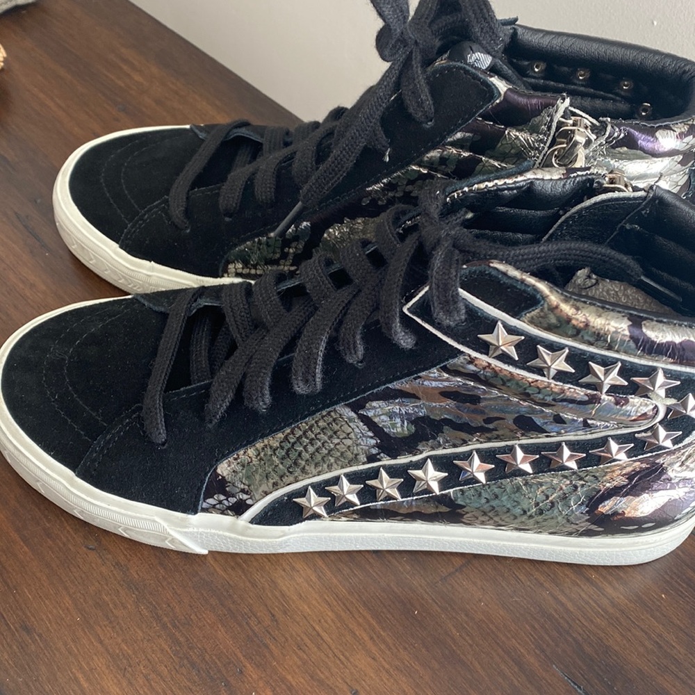 Womens sneak print high top fashion sneaker